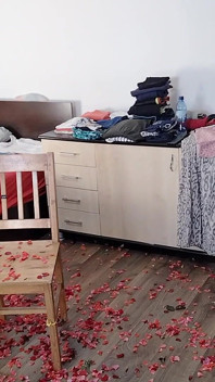 Bini amatur berseronok dengan Mawar. Ibu seksi membersihkan dengan pembersih vakum.