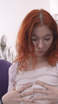 My18teens - rothaariges mädchen mit einem sehr kleinen titten, das ihre perfekte muschi fingert