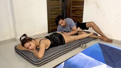 전신 마사지를 위해 소년을 초대하는 Zoya