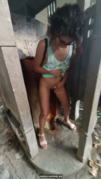 Toilet kuno di luar ruangan