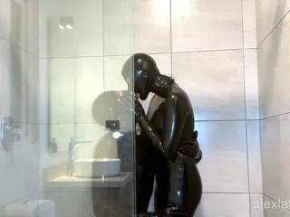 Prysznic po nagraniu z ponurą laską - Alex Latex