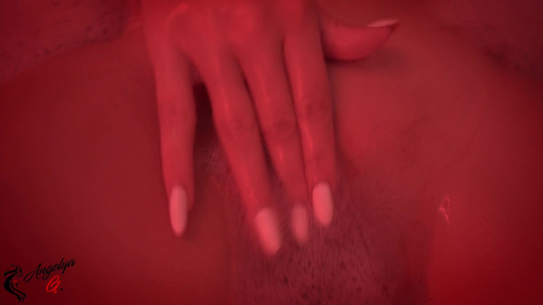 AnGelya G: Ein Mädchen mit einer ausgezeichneten Figur hat spaß im Badezimmer...