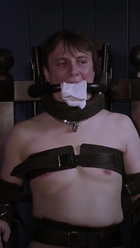 Ricky na krześle bondage, stalowy knebel i wyściółka na skarpetki.