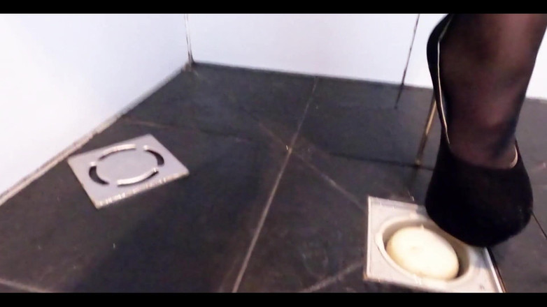 Miss Lilith devil: シャワーで緊縛&amp;スパンキングに続いて潮吹きまで手マン