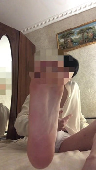 Tânărul twink își arată picioarele și se masturbează în fața camerei