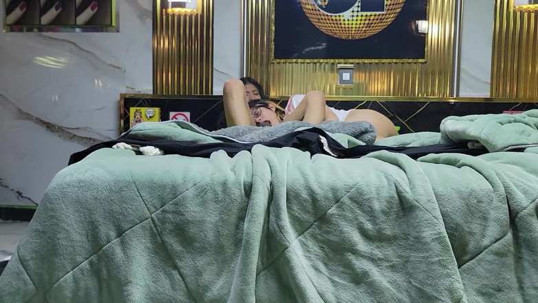 Crystal Phoenix: 두 소녀가 즐거운 시간을 보내고 있습니다