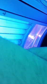 Wichsen im solarium met cumshot