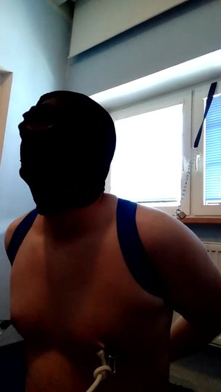 Slaveboy28: Slaveboy28, posture entraînée et tétons caoutchoutés