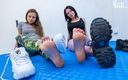Czech Soles - foot fetish content: Spor salonu kokulu ayaklar iki ateşli kız tarafından hakimiyet, bakış...