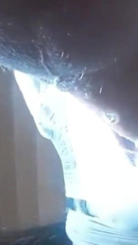 Naylon giymiş, gözleri bantlı, yüz yüzü ve ağzında menli kapüşonlu bir MILF'in ikinci görüntüsü