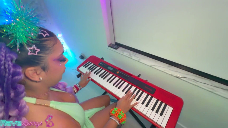 Rave Bunnys: Brian Omally scivola tra le grandi tette naturali di Gigi...