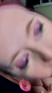 Peituda milf em pau rosa chupando