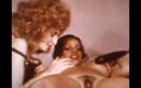 Vintage megastore: Американський вінтажний секс утрьох з двома лесбіянками в сексуальних панчохах і великим жорстким членом