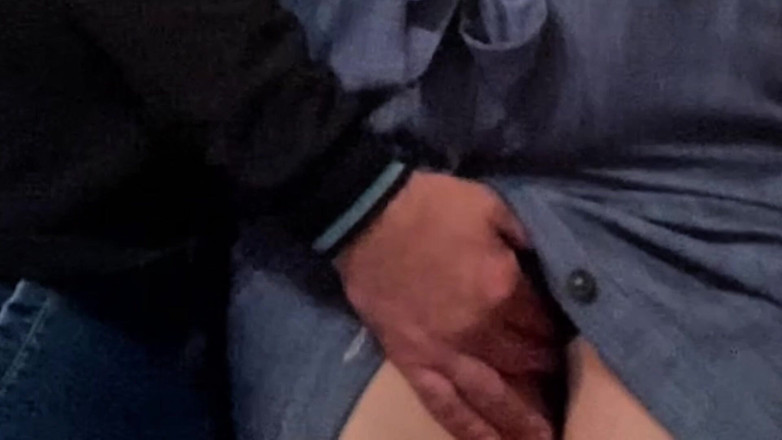 Niki studio: 陌生人在地铁上班前用手指抚摸饥渴的熟女