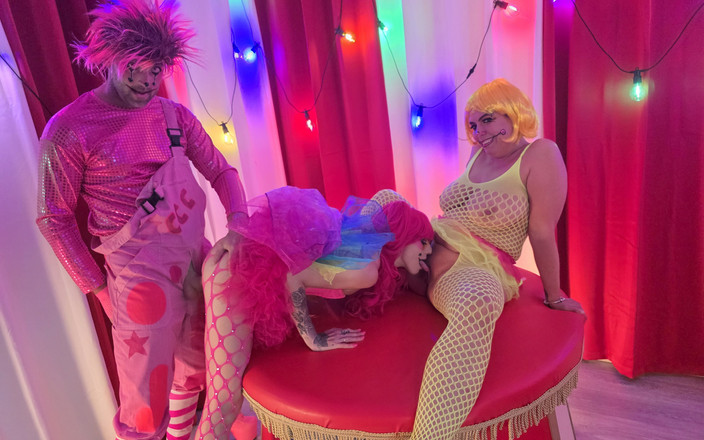 Cock Crazed Clowns: Maisie lewis gặp những chú hề điên cuồng với con cu...