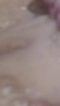 Baise Avec Les Doigts Et Branlette Sur Le Pubien Nue Dans Mon Bain