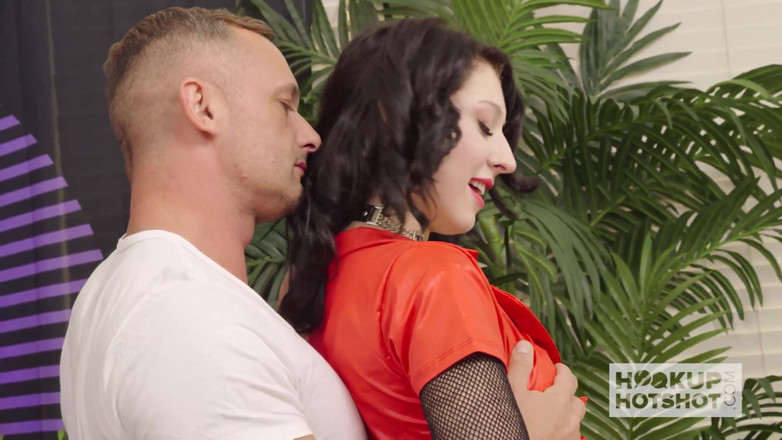Hookup Hotshot: Blek Babe Raven Lane låter en stor kuk förstöra hennes...