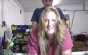 Vibra King Video: Jennifer wird bei der arbeit über einen tisch geritten