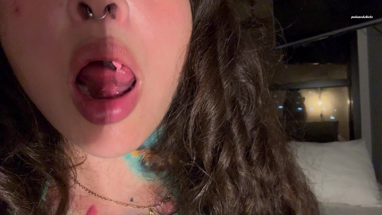 Pedazodchicle: Die Riesin beschließt, mit dem Kleinen zwischen ihrer geteilten zunge...