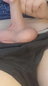 Ragazzo si sditalina il suo grosso cazzo in mutande grigie