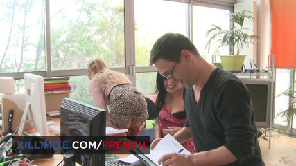 French girls at work: İki büyük memeli sekreterle anal üçlü seks