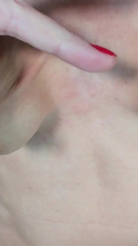 Uñas rojas juegan con las tetas