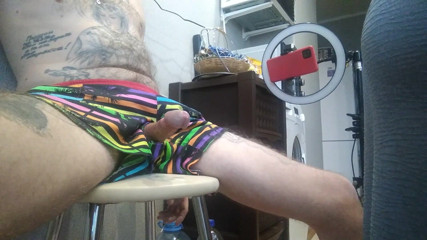 Zona901: ฉันนั่งอยู่บนม้านั่ง แล้วผู้หญิงอ้วนกำลังชักควยให้ฉัน 2