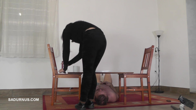 Sadurnus: Dyanna fumează din nou în toaleta lui live