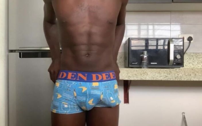 WildFreakBottom: Boksör altında büyük boşalma, inleme ve sert boşalma