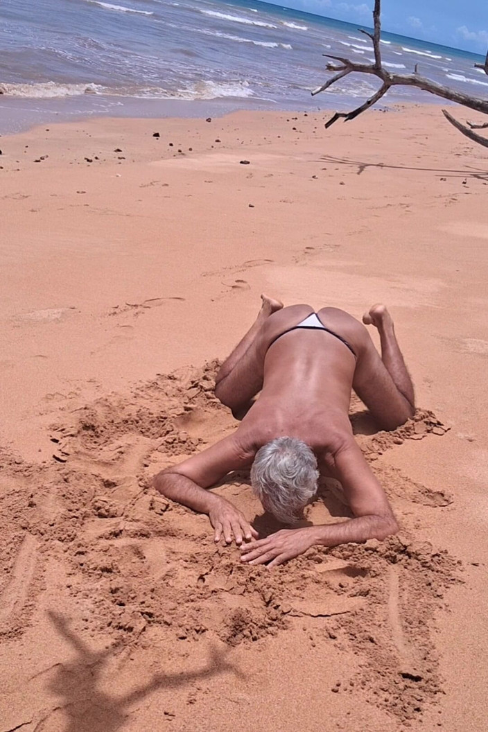 Ladysilvas: Ladysilva på stranden i bikini och njuter av en sol...