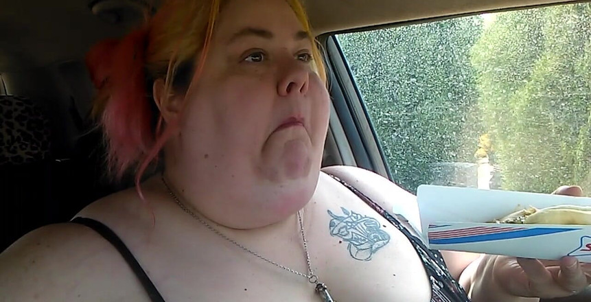 Kitty Delgato: Hltající footlong v autě