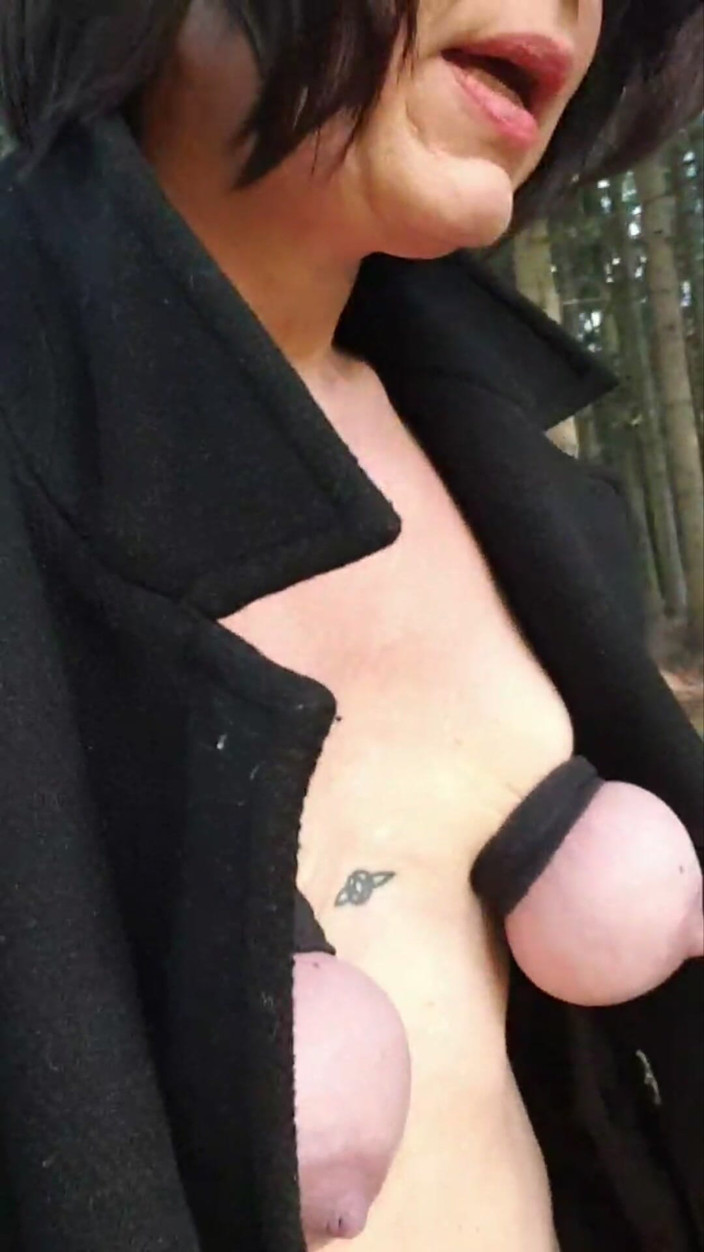 JulieEroticDress: Outdoor Squirt