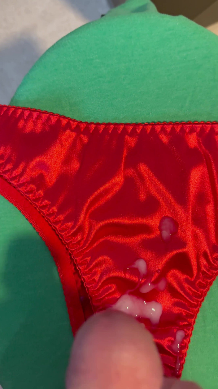 CumDaily: Sborro sulle mutandine della moglie 15