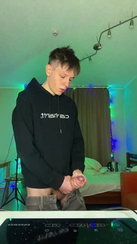 Bu aç twink'in ne kadar döl püskürtebileceğine bak