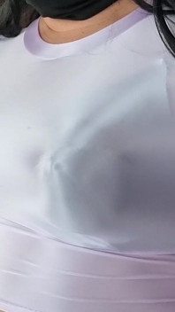 Schönes und sexy durchsichtiges Spandex-Top und schwarzer BH mit spitzen Titten