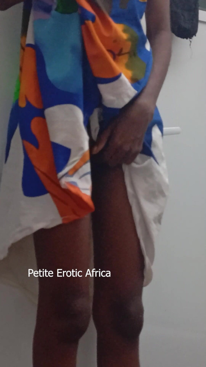 Petite Erotic Africa: Lubang ketat pada Little Lovet
