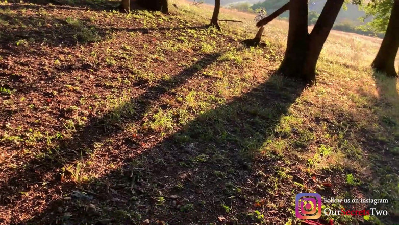 Our Secrets: Porra na calcinha enquanto caminha na floresta - muito arriscada ao...