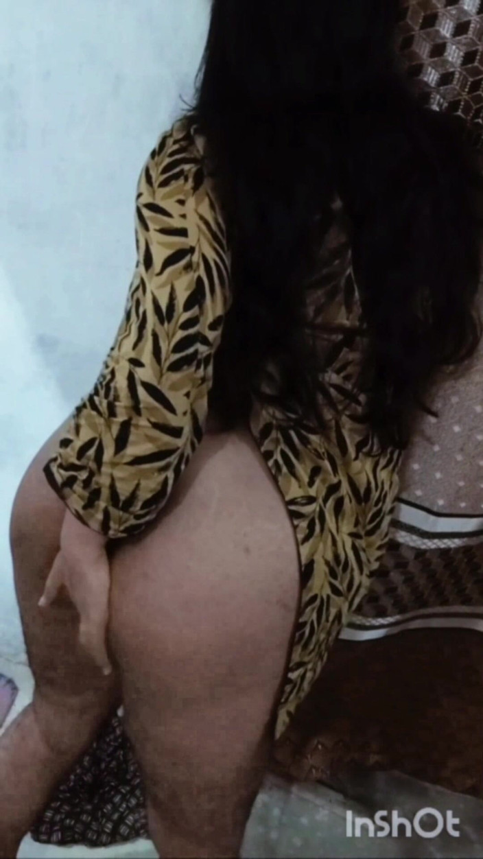 Naughty_Sana: 热辣的 bhabi 向她的 devar 展示她的胸部