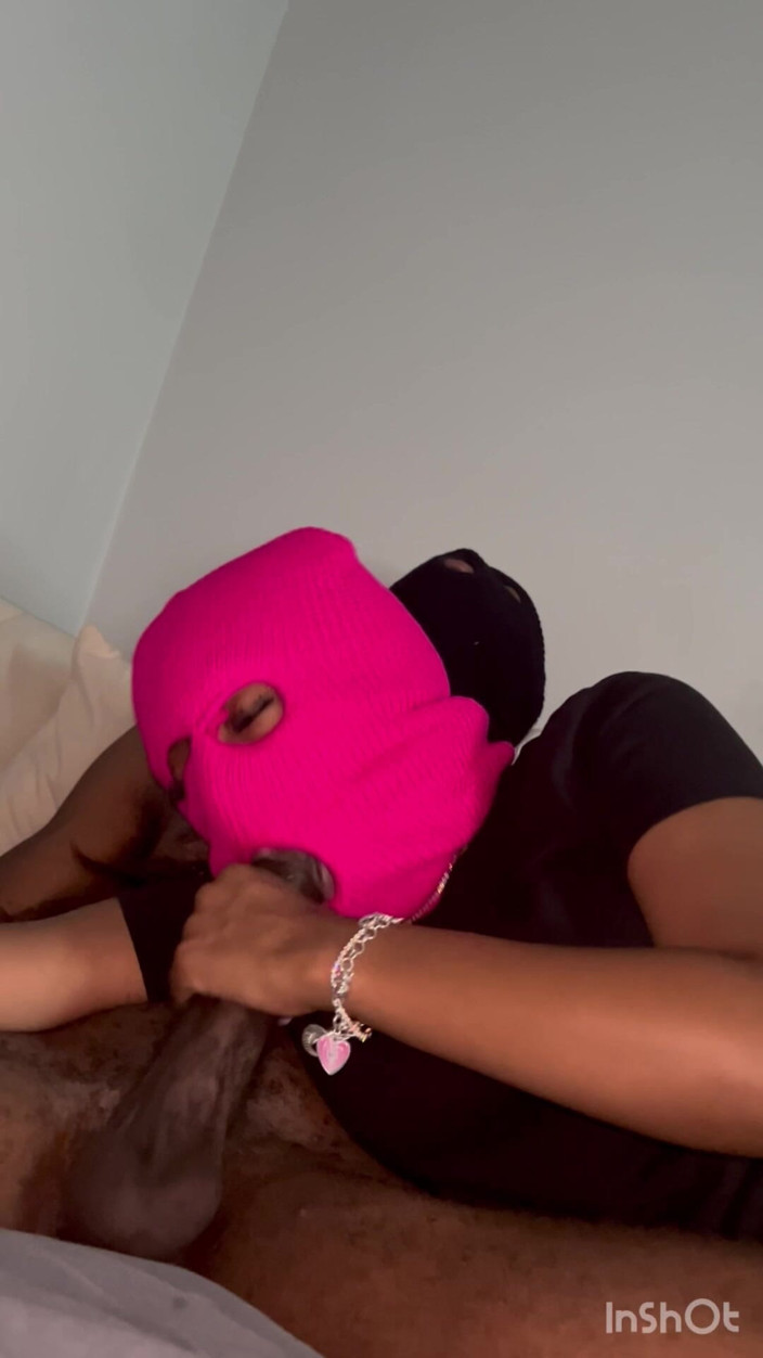 Cheekz: Elle suce la grosse bite de son beau-père
