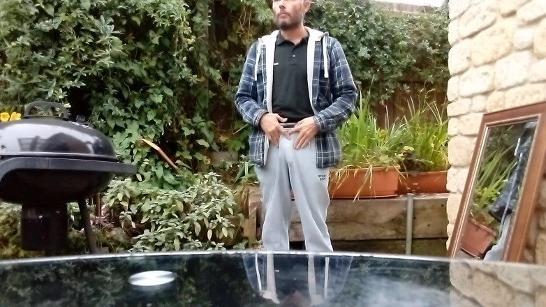 Rockardglans: Rockardglans show for neighbors wanking and cumming on patio table