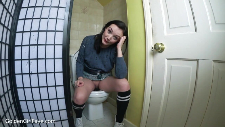 Her Kink UK: Челенж с отчаянием в туалете