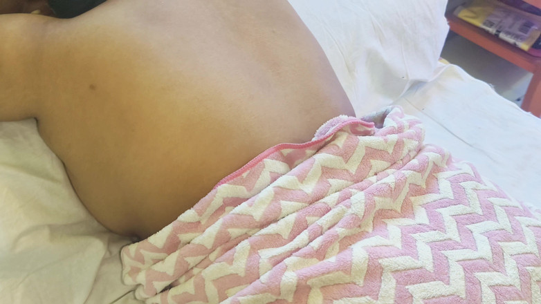 Hotty Mona: 義理の兄にマッサージを頼んだだけです。インドの女の子のアマチュアポルノ