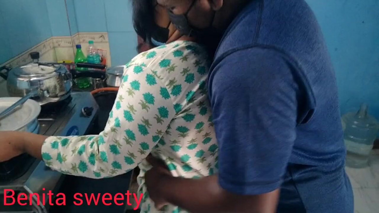 Benita sweety: Cozinha quente gemendo sexo marido e esposa