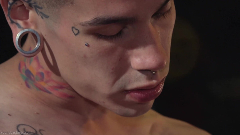 Kinky Twink: 새 자지 크림을 먹이기