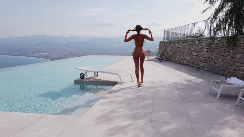 Stunning18: Swimming Pool Above the Sea