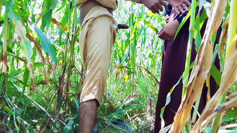 Abida sexy: Kheton Mein Ghumne Ke Liye Aaye to Mood Ban Gaya...