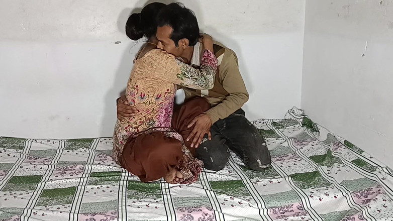 Desi Bhabhi Neha: Жену долбили в пол, горячий секс индийской милфы в любительском видео