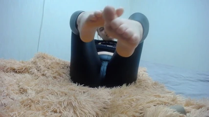 JuiceLussie: Teen Girl Shows Her Legs