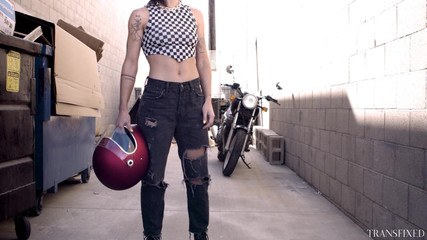 Transfixed ADULTTIME: Transfixed - Bos Kabaret transeksual Brooklyn Gray tidak tahan mengongkek penyanyi...