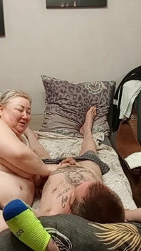 Üvey anne masaj yaptı ve döl yutarak sakso çekti